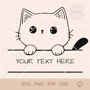 Op de afbeelding: Zwart-wit illustratie van een kat met de tekst "YOUR TEXT HERE" eronder. De afbeelding toont ook de bestandstypen SVG, PNG, PDF en DXF.