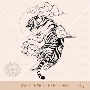 以下が含まれることがあります： 月と雲を背景に、黒と白の線画で描かれた虎のイラスト。虎はリラックスした姿勢で丸まっており、尻尾は体の周りに巻き付いている。月はシンプルな円形で、雲を表す線がいくつか描かれている。