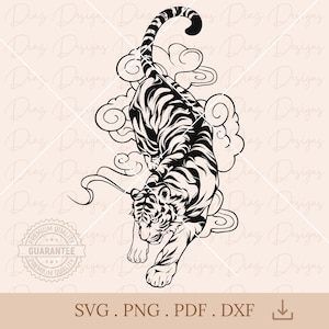 以下が含まれることがあります： 雲のような形をしたトラの白黒イラスト。トラは、体をアーチ状にし、尾を曲げたダイナミックなポーズで描かれています。画像には「SVG. PNG. PDF. DXF.」というテキストが含まれています。