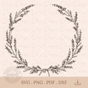 Puede incluir: Un dibujo en blanco y negro de una corona hecha de ramitas de lavanda. La corona está atada en la parte inferior con un lazo. La imagen está sobre un fondo rosa claro con una marca de agua.