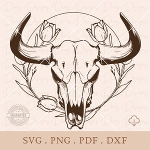 Może przedstawiać: Czarno-biały rysunek czaszki byka z kwiatowymi akcentami. Czaszka jest otoczona okręgiem tulipanów i liści.