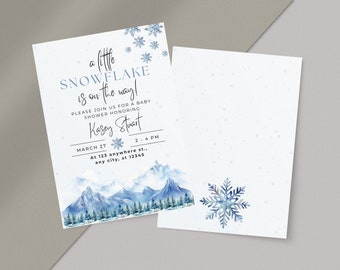 Könnte beinhalten: Eine Babyparty-Einladung mit einem blauen und weißen Schneeflocken-Design. Die Einladung zeigt eine Aquarell-Illustration einer schneebedeckten Bergkette und den Text "a little snowflake is on the way!"  Bitte schließen Sie sich uns zu einer Babyparty zu Ehren von Kasey Stuart an. 27. März, 14:00 - 16:00 Uhr. In der 123 anywhere st., any city, st 12345.