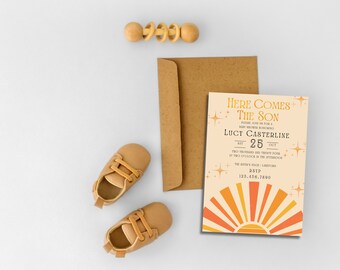 Può includere: Un invito a un baby shower con uno sfondo color pesca e un design a raggiera dorata. Il testo recita "Here Comes The Son" e include la data "25 ottobre" e il nome "Lucy Casterline".
