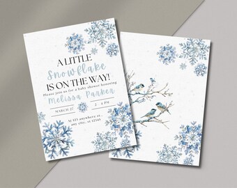 Könnte beinhalten: Eine Einladung zu einer Babyparty mit einem blauen und weißen Schneeflocken-Design. Der Text lautet "A Little Snowflake Is On The Way!" und enthält das Datum, die Uhrzeit und den Ort der Veranstaltung.