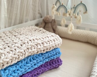 Kuschelige gestrickte Babydecke