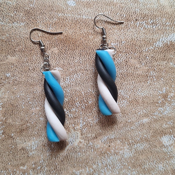 Boucles d'oreilles guimauve en pâte fimo entièrement faite à la main.