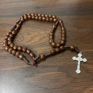 Collier chapelet avec pendentif croix, perles de chapelet en plastique marron avec collier chapelet catholique croix en métal | Collier cadeau pour femme et homme GT#06
