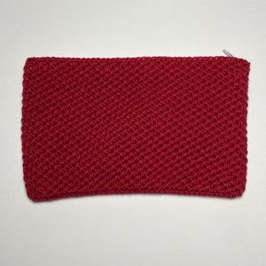 Handgemachte rote Häkeltasche mit weißem Reißverschluss - Perfekt für Kulturbeutel, Make-up oder Reiseutensilien