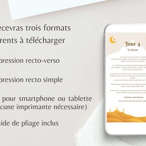 以下が含まれることがあります： スマートフォンには、ベージュとゴールドの色使いでアラビア語のテキストとイラストが描かれたコーランのページが表示されています。画面には「Jour 4 Le Coran」というテキストが表示されています。画像には、ダウンロード可能な形式を説明するフランス語のテキストも含まれています。