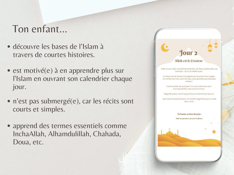 以下が含まれることがあります： スマートフォンには、フランス語のテキストが表示されたデジタルイスラム暦のページが表示されています。画面には三日月、ランタン、金色のモスクのシルエットが表示されています。テキストは、短い物語を通してイスラム教について学ぶことを説明しています。