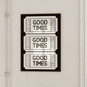 Może przedstawiać: Czarno-biały wydruk trzech starych biletów z tekstem "Good Times" powtórzonym na każdym bilecie.
