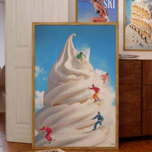 Puede incluir: Impresiones enmarcadas que representan esquiadores descendiendo un cono de helado gigante, una mujer en bikini con el texto "Après Ski" y un pastel con esquiadores. La impresión principal muestra esquiadores en un helado de crema blanda gigante.