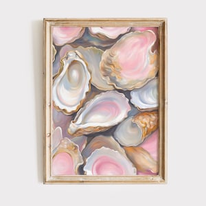 Könnte beinhalten: Ein gerahmter Kunstdruck mit einer Nahaufnahme von Austernschalen in Rosa-, Weiß- und Goldtönen. Die Schalen sind dicht angeordnet, mit einem weichen, malerischen Stil. Der Druck wird in einem goldfarbenen Holzrahmen präsentiert.
