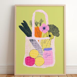 Puede incluir: Una impresión artística enmarcada que presenta una bolsa de malla rosa llena de productos y flores coloridas. La bolsa contiene zanahorias, puerros, limones, una flor rosa y un tarro con el texto "Honey". El fondo es verde claro.