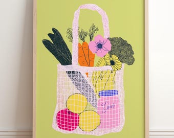 Bolsa de malla reutilizable y ecológica con ilustración colorida de frutas y verduras para mercados agrícolas y compras de comestibles sin residuos.