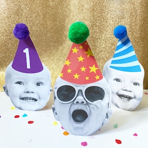 Tarjeta de cumpleaños con foto y saludos de celebración (1.º, 18.º, 21.º y 30.º cumpleaños) con pompones recortados.