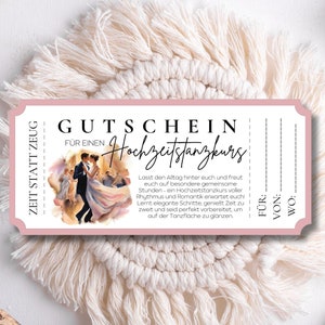 Puede incluir: Un vale de regalo rosa y blanco para una clase de baile de boda. El vale de regalo presenta a una pareja bailando en una ilustración de acuarela. El texto en el vale de regalo dice "Zeit statt Zeug" y "Gutschein für einen Hochzeitstanzkurs".
