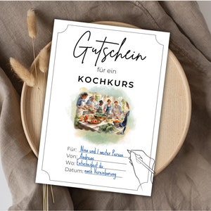 Könnte beinhalten: Ein weißer Geschenkgutschein mit schwarzem Text, der "Gutschein für ein KOCHKURS" lautet. Der Gutschein ist für einen Kochkurs und enthält Platz zum Ausfüllen des Namens des Empfängers, des Namens des Gebers, des Ortes und des Datums. Eine Illustration von Personen, die in einer Küche kochen, befindet sich oben in der Mitte des Gutscheins.