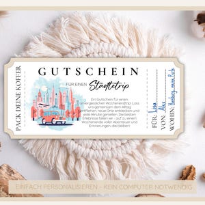 May include: A printable gift certificate for a city trip. The certificate features a colorful illustration of a city skyline with a red car driving on a road. The text on the certificate reads "PACK DEINE KOFFER" (Pack your bags), "GUTSCHEIN" (Gift Certificate), "F&Uuml;R EINEN STADTTREIP" (For a city trip), "WOHIN: Hamburg, meine Perle" (Where: Hamburg, my pearl), "F&Uuml;R: Lisa", "VON: Alex".