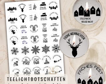 Könnte beinhalten: Ein Bogen mit schwarz-weißen Aufklebern zum Thema Weihnachten mit verschiedenen Designs, darunter Rentiere und Häuser. Das Bild zeigt auch drei brennende Teelichter mit festlichen Designs und Text. Der Text enthält Weihnachtsgrüße.
