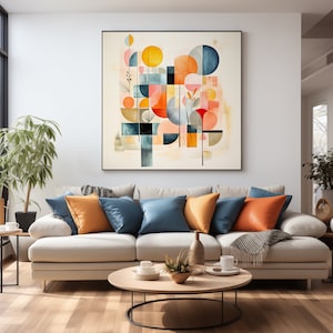 Può includere: Un moderno soggiorno con un grande dipinto astratto ad acquerello con forme geometriche arancioni, blu e gialle. Un divano beige è adornato con cuscini blu e arancioni. Un tavolino e tavolini in legno completano l'arredamento.