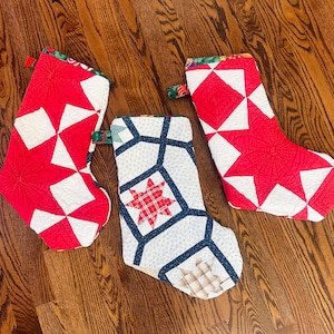 Calcetín navideño de patchwork vintage – Decoración navideña acolchada hecha a mano (uno con lado reversible)