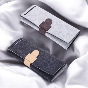 Handmade Velvet Jewelry Organizer: Compact Travel Accessory Case