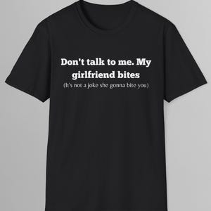 No me hables. Mi novia muerde camiseta / camiseta de humor / regalo divertido / camisa meme divertida / camiseta unisex / camisa divertida / camisa sátira