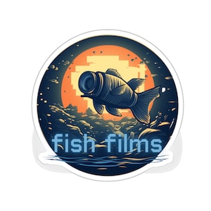 Op de afbeelding: Een blauwe vis met een camera lens als oog zwemt in een blauwe en oranje oceaan scène. De tekst "fish films" is geschreven in een gepixeld lettertype onder de vis.
