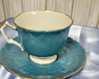 Filiżanka i spodek z porcelany kostnej Aynsley England Fine Bone China – turkusowo-morski ze złotymi wykończeniami, ok. lata 50. XX wieku