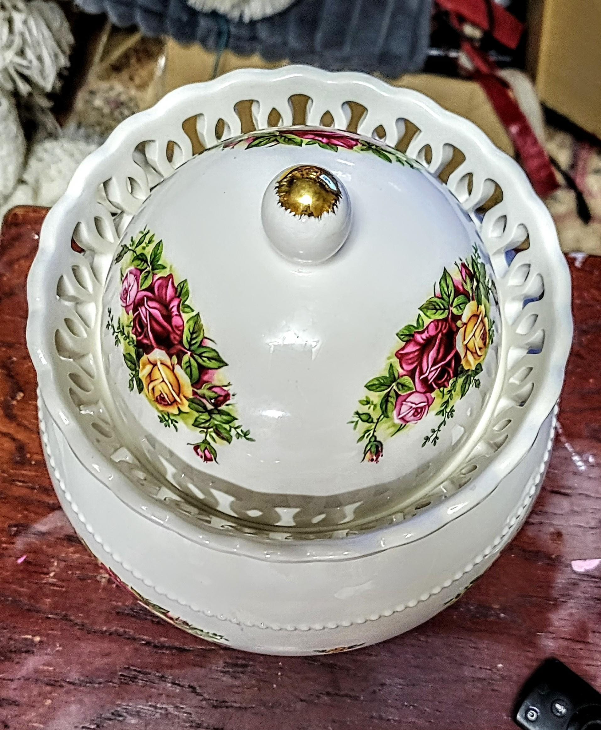 訳あり　ロイヤルアルバート　バードハウス　クッキージャー Royal Albert Old Country Roses Cookie Jar – Limited Edition