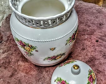 訳あり　ロイヤルアルバート　バードハウス　クッキージャー Royal Albert Old Country Roses Cookie Jar – Limited Edition
