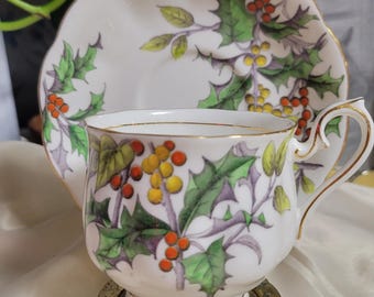 Filiżanka i spodek Royal Albert „Holly” z serii Kwiat Miesiąca nr 12, angielska porcelana kostna, świąteczna filiżanka do herbaty.