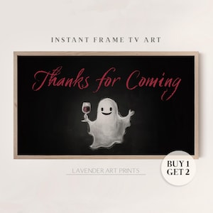 Op de afbeelding: Een ingelijste digitale print met een vriendelijke geest die een wijnglas vasthoudt. De zwarte achtergrond contrasteert met de rode tekst "Thanks for Coming". Geschikt voor digitale kunst of TV-kunst.