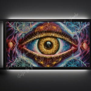 Op de afbeelding: Een psychedelisch schilderij van een groot oog met een gouden iris en een blauwe sclera. Het oog is omgeven door draaiende kleuren en geometrische patronen. Het schilderij is ingelijst in een zwart frame met een wit licht rond de rand.