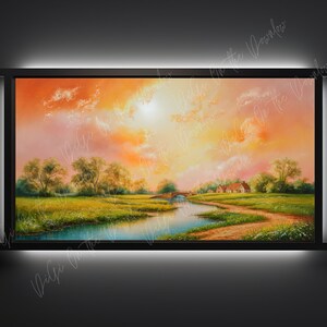 Könnte beinhalten: Ein Gemälde einer ländlichen Landschaft mit einem Fluss, einer Brücke und Häusern in der Ferne. Der Himmel ist in leuchtenden Orange- und Rosatönen gehalten, mit fluffigen weißen Wolken. Das Gemälde ist in einem schwarzen Rahmen mit einem weißen Licht um die Ränder gerahmt.