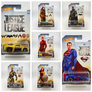 Op de afbeelding: Zes verzamelbare speelgoedauto's van gegoten metaal met Justice League-personages. Elke auto is verpakt in een blisterverpakking met een personagebeeld en het Justice League-logo. De personages zijn Superman, Batman, Wonder Woman, Aquaman, The Flash en Cyborg.