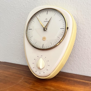 Puede incluir: Un juego de tres tazas de cerámica con un acabado mate moteado. Las tazas son de color crema, gris claro y gris oscuro. Cada taza tiene un diseño sencillo y un asa redondeada.