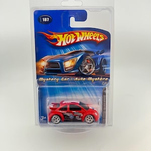 以下が含まれることがあります： 赤いホットウィールミステリーカーのダイキャスト製おもちゃの車。1/6スケールで、プラスチック製のブリスターパックに入っています。車には白いストライプと黒いスポイラーが付いています。車には「MC」と「RS」の文字が書かれています。パッケージには「Mystery Car | Auto Mystère 4/6」の文字が書かれています。