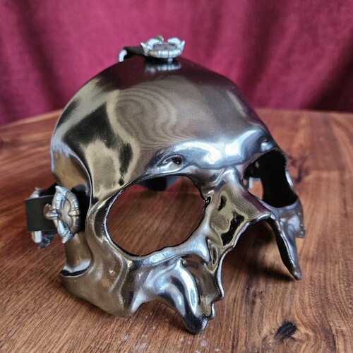 Masque tête de mort inspiré de Papa Perpetua V : finition chromée peinte à la main, cosplay fantôme