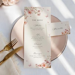 Könnte beinhalten: Eine Hochzeitsmenükarte und Tischkarte mit floralen und Schmetterlingsakzenten. Das Menü listet Vorspeisen, Hauptgerichte, Desserts und Getränke auf. Die Tischkarte trägt den Namen "Samantha".