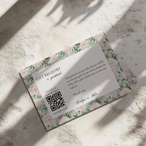 Könnte beinhalten: Eine Babyparty-Einladungskarte mit floralem Design. Die Karte zeigt den Text "GIFT REGISTRY & gratitude" und einen QR-Code. Die Einladung enthält eine Nachricht und die Namen "Evelyn & Mike".