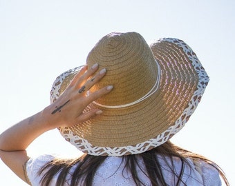 Straw hat summer hat available in beige or black