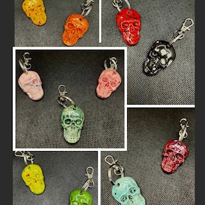 SKULL Keychain - 10 + FARBEN Handgemachte Keramik