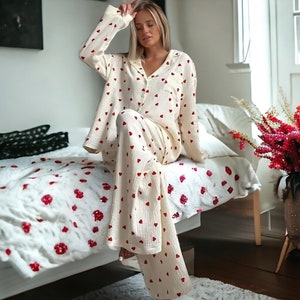 Pajama Set Bridesmaid Pajamas Short Pj Set Night Gown with Cream Hearts Womens Night Suit Lounge Set zdjęcie 1