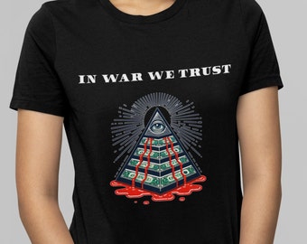 Camiseta In War We Trust - Olho de Pirâmide com Sangue - Camiseta Unissex com Declaração Política