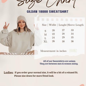 Puede incluir: Tabla de tallas para una sudadera Gildan 18000, que muestra las medidas en pulgadas para el ancho, la longitud y la longitud de la manga para las tallas S, M, L y XL. La tabla indica que todas las sudaderas son unisex y se ajustan a las tallas de hombres y mujeres. Tambi&eacute;n se&ntilde;ala que si se pide una talla normal, ser&aacute; un poco holgada, y que se debe pedir una talla menos para un look m&aacute;s ajustado.