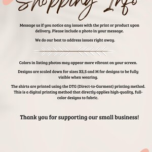 Puede incluir: Un gr&aacute;fico rosa y blanco con el texto "Shopping Info" en negro. El texto a continuaci&oacute;n explica el proceso de impresi&oacute;n e incluye la frase "Direct-to-Garment" (DTG) m&eacute;todo de impresi&oacute;n. El texto tambi&eacute;n menciona que los dise&ntilde;os se escalan hacia abajo para los tama&ntilde;os XS, S y M. El gr&aacute;fico termina con el texto "Luxcidi Custom Tshirt".