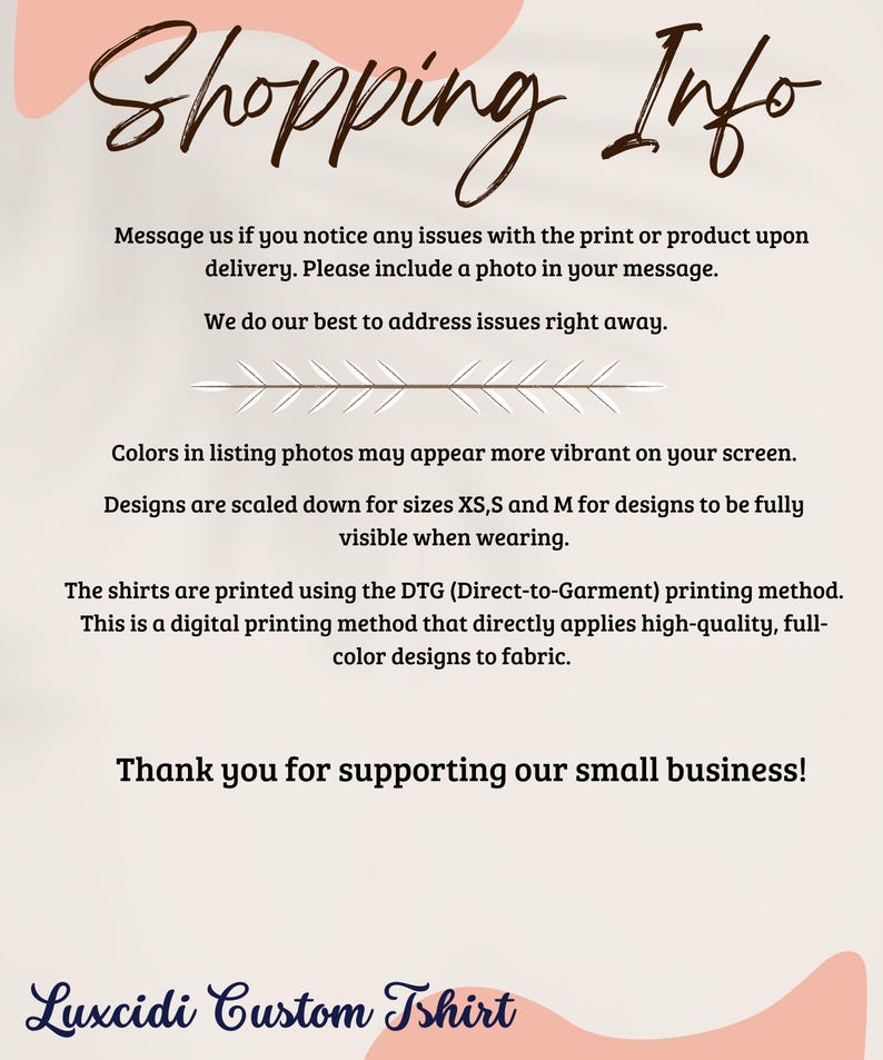 Puede incluir: Un gr&aacute;fico rosa y blanco con el texto "Shopping Info" en negro. El texto a continuaci&oacute;n explica el proceso de impresi&oacute;n e incluye la frase "Direct-to-Garment" (DTG) m&eacute;todo de impresi&oacute;n. El texto tambi&eacute;n menciona que los dise&ntilde;os se escalan hacia abajo para los tama&ntilde;os XS, S y M. El gr&aacute;fico termina con el texto "Luxcidi Custom Tshirt".