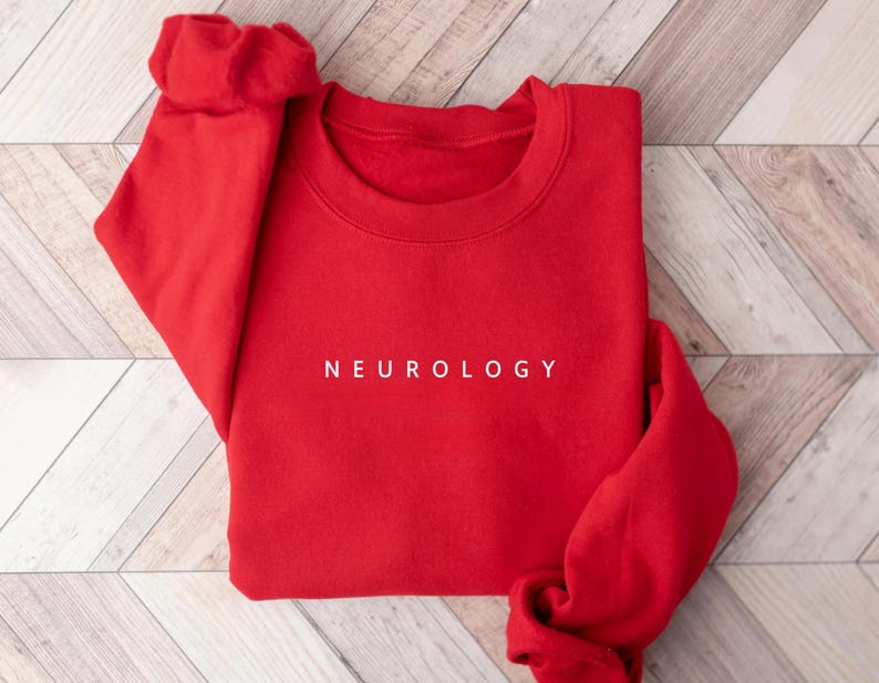 Puede incluir: Sudadera roja con la palabra "NEUROLOGY" impresa en blanco en la parte delantera.